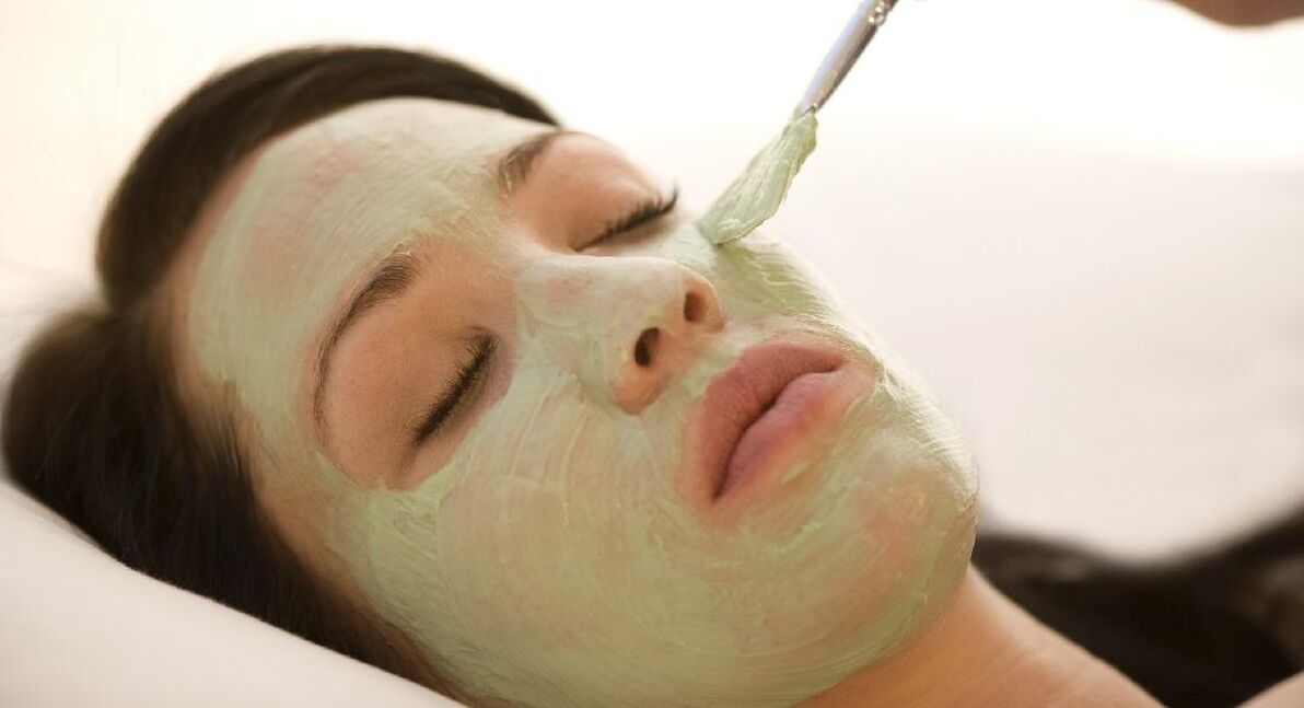 Refreshing face mask with cucumber, kaolin and coconut milk